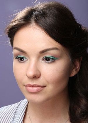 Макияж глаз с цветными стрелками