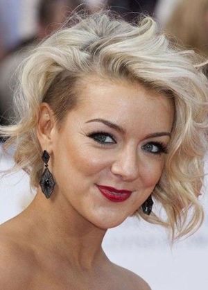 Модные стрижки с выбритым виском