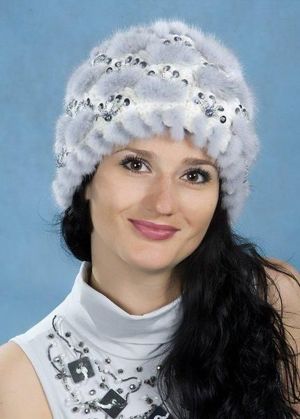Вставки меха всегда выглядят выигрышно, но он сбивается, а также вызывает зуд кожи головы, что не очень приятно. Вставки меха всегда выглядят выигрышно, но он сбивается, а также вызывает зуд кожи головы, что не очень приятно.