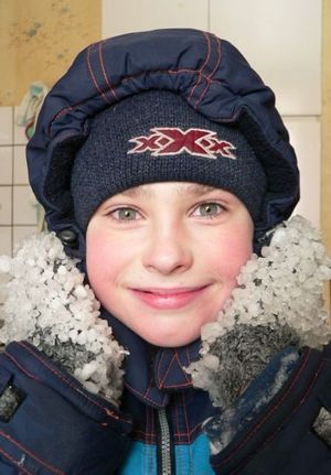 Пробуйте крупный план, сделайте акцент на какой-нибудь детали - снежке в руках ребенка или обледеневших варежках. Пробуйте крупный план, сделайте акцент на какой-нибудь детали - снежке в руках ребенка или обледеневших варежках.