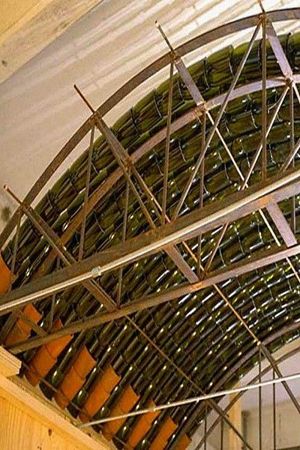Стеклянные бутылки в интерьере