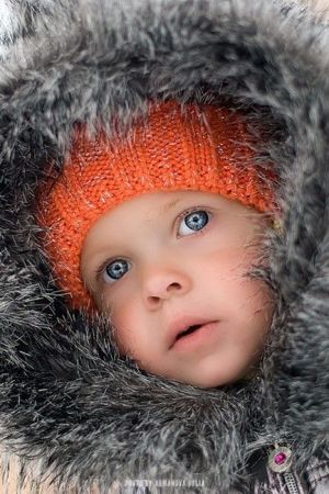 Начните со спокойных фотографий. Чтобы добиться такого задумчивого выражения лица, нужно поросить ребенка разглядеть что-то вне объектива фотоаппарата. Начните со спокойных фотографий. Чтобы добиться такого задумчивого выражения лица, нужно поросить ребенка разглядеть что-то вне объектива фотоаппарата.