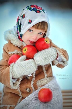 Соответствующая одежда придает национальный колорит фотографии. Соответствующая одежда придает национальный колорит фотографии.