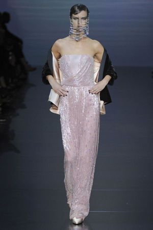 Платье Armani Prive из коллекции осень-зима 2012-2013. Нежный цвет и изящная драпировка придают образу женственности. Платье Armani Prive из коллекции осень-зима 2012-2013. Нежный цвет и изящная драпировка придают образу женственности.