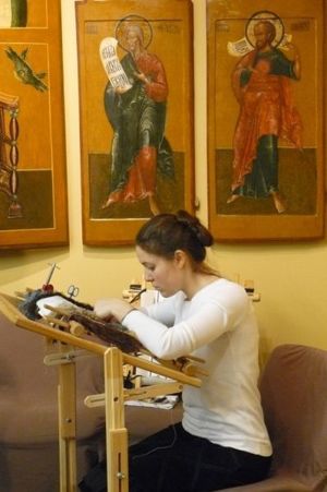 В идеале иконы бисером вышиваются на специальном станке. Его, кстати, легко может сделать любой мужчина. Но не у всех есть возможность поставить такую вещь дома. Я не уверена, например, что мои дети отнесутся к нему спокойно. В идеале иконы бисером вышиваются на специальном станке. Его, кстати, легко может сделать любой мужчина. Но не у всех есть возможность поставить такую вещь дома. Я не уверена, например, что мои дети отнесутся к нему спокойно.