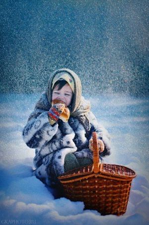 Корзинка, пироги, теплый платок и снег - почти сказочный сюжет. Корзинка, пироги, теплый платок и снег - почти сказочный сюжет.