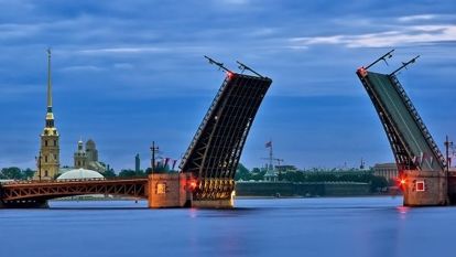 Один из неизменных символов Санкт-Петербурга - разводной «Дворцовый мост» через Неву. Он соединяет центр города с Васильевским островом. В любое время года выглядит он просто потрясающе. Один из неизменных символов Санкт-Петербурга - разводной «Дворцовый мост» через Неву. Он соединяет центр города с Васильевским островом. В любое время года выглядит он просто потрясающе.