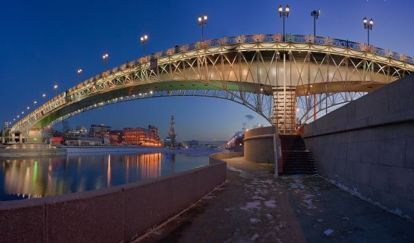 Взгляните-ка на этот пешеходный мост, именуемый «Патриаршим». Он, словно солнечная дуга, выгнул спину над Москвой-рекой. Многотонная конструкция выглядит очень изящно. Взгляните-ка на этот пешеходный мост, именуемый «Патриаршим». Он, словно солнечная дуга, выгнул спину над Москвой-рекой. Многотонная конструкция выглядит очень изящно.