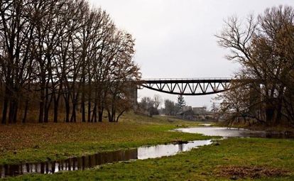 А этот мостик расположен совсем недалеко от моего поселка, в городке Желтые Воды. Чем он примечателен? А вы присмотритесь, как возведена его опора, таких мостов во всем мире – единицы. А этот мостик расположен совсем недалеко от моего поселка, в городке Желтые Воды. Чем он примечателен? А вы присмотритесь, как возведена его опора, таких мостов во всем мире – единицы.