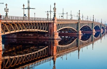 Есть на Неве еще один потрясающий воображение мост, который никак нельзя обойти вниманием. Это «Троицкий мост». 5-ти арочная ажурная конструкция из металла имеет один разводной пролет. Есть на Неве еще один потрясающий воображение мост, который никак нельзя обойти вниманием. Это «Троицкий мост». 5-ти арочная ажурная конструкция из металла имеет один разводной пролет.