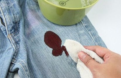 Пятна крови сначала следует отмывать в холодной воде, а потом теплым мыльным раствором. Старые пятна протереть раствором нашатырного спирта (1 чайная ложка на стакан воды), затем - таким же раствором буры. Пятна крови сначала следует отмывать в холодной воде, а потом теплым мыльным раствором. Старые пятна протереть раствором нашатырного спирта (1 чайная ложка на стакан воды), затем - таким же раствором буры.
