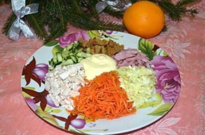 Новогодний салат &laquo;Горки&raquo;. Рецепт: Ирина Г. Ингредиенты: морковь по-корейски, отварная или копченая куриная грудка, ветчина, свежая или маринованная капуста, свежие огурцы, сухарики. Заправка: майонез.