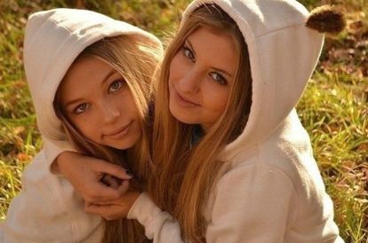 Два одинаковых наряда смотрятся довольно органично, если у вас с подругой схожий цвет волос. В ином случае, лучше будет использовать контрастные оттенки одежды. Два одинаковых наряда смотрятся довольно органично, если у вас с подругой схожий цвет волос. В ином случае, лучше будет использовать контрастные оттенки одежды.