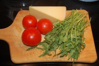 помидоры, руккола и сыр