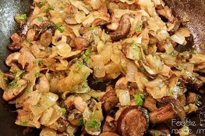 3. Грибы с овощами и сыром. Грибы (в зависимости от вида сначала проварить), лук и болгарский перец нарезать мелким кубиком и обжарить на оливковом масле. Дать остыть. Добавить зелень и мягкий сыр. 3. Грибы с овощами и сыром. Грибы (в зависимости от вида сначала проварить), лук и болгарский перец нарезать мелким кубиком и обжарить на оливковом масле. Дать остыть. Добавить зелень и мягкий сыр.