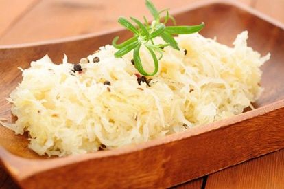 9. Квашеная капуста. Мелко нарезать репчатый лук, обжарить до золотистого цвета в топленом жире, добавить квашеную капусту (если капуста крупно нашинкована, порубить её) и тушить при закрытой крышке до размягчения. Поперчить, посолить. 9. Квашеная капуста. Мелко нарезать репчатый лук, обжарить до золотистого цвета в топленом жире, добавить квашеную капусту (если капуста крупно нашинкована, порубить её) и тушить при закрытой крышке до размягчения. Поперчить, посолить.