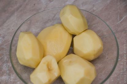 6 картофелин очищаем