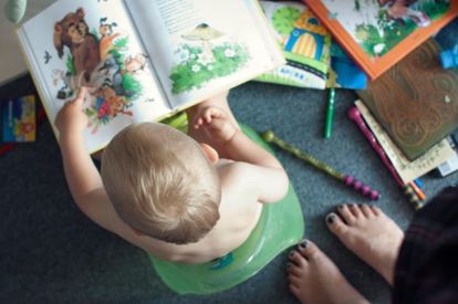 Перелистывать страницы книги. Это занятие также нравится многим деткам. Шелест страниц и цветные картинки мало кого оставляет равнодушным. Перелистывать страницы книги. Это занятие также нравится многим деткам. Шелест страниц и цветные картинки мало кого оставляет равнодушным.