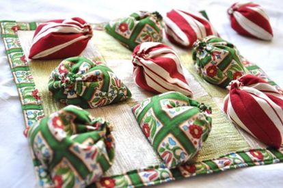 15. Сшейте мешочек величиной с ладонь и насыпьте в него 3-4 ложки песка или крупы. Предложите ребенку бегать, прыгать и безобразничать, удерживая этот мешочек на голове. Обещайте ему что-то приятное (угостить чем-то, поиграть или почитать), если мешочек не упадет, пока не прозвенит таймер (в зависимости от возраста, временной промежуток 1-5 минут). 15. Сшейте мешочек величиной с ладонь и насыпьте в него 3-4 ложки песка или крупы. Предложите ребенку бегать, прыгать и безобразничать, удерживая этот мешочек на голове. Обещайте ему что-то приятное (угостить чем-то, поиграть или почитать), если мешочек не упадет, пока не прозвенит таймер (в зависимости от возраста, временной промежуток 1-5 минут).