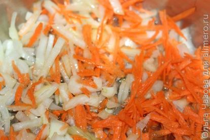 морковка и лук в кастрюле