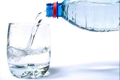Миф №11: нужно пить 10 стаканов воды в день. Факт: интересно, откуда берутся такие цифры, и каким образом определяют столь точное для всех количество жидкости? Определять норму воды нужно индивидуально – 30 грамм воды на каждый кг вашего веса, то есть девушкам весом в 50 кг и в 80 кг, естественно, нужно пить разное количество воды. И еще важный момент: пить можно и больше нормы, но никак не меньше. Миф №11: нужно пить 10 стаканов воды в день. Факт: интересно, откуда берутся такие цифры, и каким образом определяют столь точное для всех количество жидкости? Определять норму воды нужно индивидуально – 30 грамм воды на каждый кг вашего веса, то есть девушкам весом в 50 кг и в 80 кг, естественно, нужно пить разное количество воды. И еще важный момент: пить можно и больше нормы, но никак не меньше.