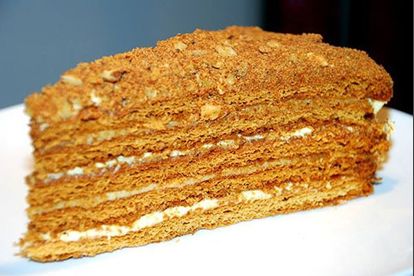 13. Пироги и торты. Бисквиты, пироги и торты с масляным кремом отлично хранятся несколько месяцев в морозильной камере. А чтобы выпечка была вкусной после разморозки, ее нужно отправить в разогретую духовку (около 150 градусов) на 1 час. 13. Пироги и торты. Бисквиты, пироги и торты с масляным кремом отлично хранятся несколько месяцев в морозильной камере. А чтобы выпечка была вкусной после разморозки, ее нужно отправить в разогретую духовку (около 150 градусов) на 1 час.