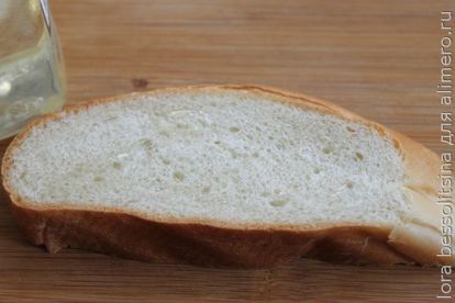 сбрызгиваем хлеб маслом