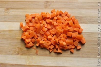 морковь на кубики порезана