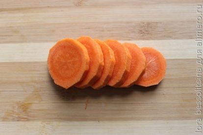режем морковь на кружочки