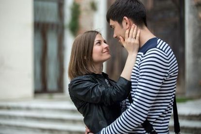 Очень удачный кадр. Во взглядах молодых людей столько любви…. А прикосновение девушки ладонью к лицу юноши, наполнено такой нежностью, что любоваться ими можно долго. Очень удачный кадр. Во взглядах молодых людей столько любви…. А прикосновение девушки ладонью к лицу юноши, наполнено такой нежностью, что любоваться ими можно долго.