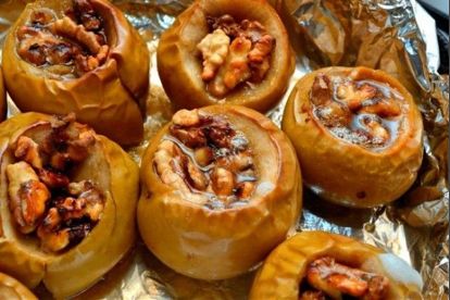 13. Запеченные яблоки. Запеченные яблоки сохраняют полезные свойства и микроэлементный состав свежих яблок. В них сохраняется большое количество клетчатки, которое не вызывает дискомфорта пищеварения. Запекание делает яблоки более усваиваемыми. В печеных яблоках сохраняется пектин. Это вещество борется с микробами и выводит из организма холестерин и токсины. Польза запеченных яблок налицо, поэтому их обязательно нужно включать в детский рацион. А если добавить к яблочкам творог, изюм или мед то счастью вашего ребенка не будет предела. 13. Запеченные яблоки. Запеченные яблоки сохраняют полезные свойства и микроэлементный состав свежих яблок. В них сохраняется большое количество клетчатки, которое не вызывает дискомфорта пищеварения. Запекание делает яблоки более усваиваемыми. В печеных яблоках сохраняется пектин. Это вещество борется с микробами и выводит из организма холестерин и токсины. Польза запеченных яблок налицо, поэтому их обязательно нужно включать в детский рацион. А если добавить к яблочкам творог, изюм или мед то счастью вашего ребенка не будет предела.