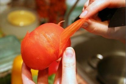 18. Удаляем кожуру с фруктов и овощей. Если нужно очистить кожуру с помидоров или персиков, то тут тоже поможет микроволновка. Все просто - нагрейте фрукты в течение 30 секунд на высокой мощности и оставьте на пару минут остынуть. Вы станете свидетелем маленького чуда: кожура начнет сама отставать прямо у вас на глазах, и ваша цель будет достигнута без усилий. 18. Удаляем кожуру с фруктов и овощей. Если нужно очистить кожуру с помидоров или персиков, то тут тоже поможет микроволновка. Все просто - нагрейте фрукты в течение 30 секунд на высокой мощности и оставьте на пару минут остынуть. Вы станете свидетелем маленького чуда: кожура начнет сама отставать прямо у вас на глазах, и ваша цель будет достигнута без усилий.
