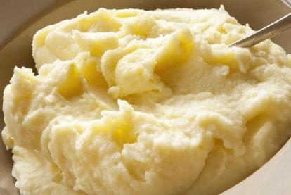 13. Картошка со сливочным сыром. На среднем огне разогреть сливочное масло, высыпать репчатый лук и жарить, помешивая, около 5 минут. Картофельное пюре смешать со сливочным сыром в соотношении 1:1, добавить взбитое яйцо и лук, посолить и поперчить по вкусу. 13. Картошка со сливочным сыром. На среднем огне разогреть сливочное масло, высыпать репчатый лук и жарить, помешивая, около 5 минут. Картофельное пюре смешать со сливочным сыром в соотношении 1:1, добавить взбитое яйцо и лук, посолить и поперчить по вкусу.