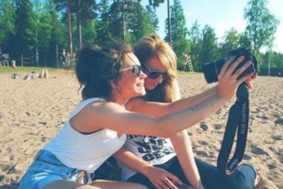 Девушки с фотоаппаратом. Снимок смотрится так, словно мы за ними подглядываем. Еще можно сделать иначе - взять 2 камеры, стать напротив друг друга и фотографировать. Девушки с фотоаппаратом. Снимок смотрится так, словно мы за ними подглядываем. Еще можно сделать иначе - взять 2 камеры, стать напротив друг друга и фотографировать.