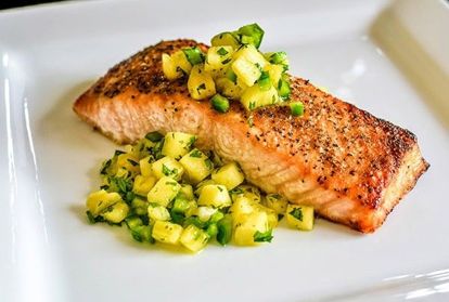 4. Сёмга с ананасами. Свежий ананас и рыбу нарезать маленькими кусочками, добавить свежемолотый белый перец, немного сушеного базилика (зеленого), пару столовых ложек оливкового масла. 4. Сёмга с ананасами. Свежий ананас и рыбу нарезать маленькими кусочками, добавить свежемолотый белый перец, немного сушеного базилика (зеленого), пару столовых ложек оливкового масла.