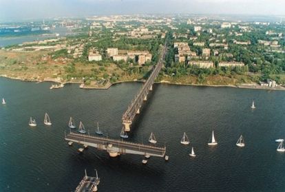 На реке Южный Буг, в городе Николаев построен вот такой изящный и надежный мост. Его оригинальная конструкция позволяет судам беспрепятственно следовать к месту назначения. На реке Южный Буг, в городе Николаев построен вот такой изящный и надежный мост. Его оригинальная конструкция позволяет судам беспрепятственно следовать к месту назначения.