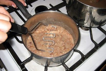 5. Фасоль с грибами. Фасоль отварить, пюрировать со спассерованным луком. Затем соединить с отваренными грибами, красным перцем и солью. 5. Фасоль с грибами. Фасоль отварить, пюрировать со спассерованным луком. Затем соединить с отваренными грибами, красным перцем и солью.