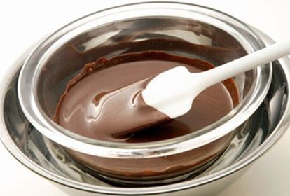 14. Вишня с шоколадом. Разморозить и перемешать вишню с сахаром, дать стечь жидкости. На паровой бане с шоколадом растопить сливочное масло, перемешать и дать остыть. Раскатать тесто тонко, сформовать вареники, выкладывая на каждый кружок по паре вишен и ½ ч.л. шоколадного крема. 14. Вишня с шоколадом. Разморозить и перемешать вишню с сахаром, дать стечь жидкости. На паровой бане с шоколадом растопить сливочное масло, перемешать и дать остыть. Раскатать тесто тонко, сформовать вареники, выкладывая на каждый кружок по паре вишен и ½ ч.л. шоколадного крема.