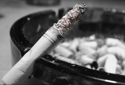 Запах табака в квартире убрать можно с помощью полной влажной уборки помещения. Пол в доме нужно протереть с нашатырным спиртом (несколько капель на полное ведро воды), всю мягкую мебель протереть влажной щеткой с любым средством для чистки. Так же можно сжечь зерна кофе или прокипятить в воде кожуру цитрусовых. Запах табака в квартире убрать можно с помощью полной влажной уборки помещения. Пол в доме нужно протереть с нашатырным спиртом (несколько капель на полное ведро воды), всю мягкую мебель протереть влажной щеткой с любым средством для чистки. Так же можно сжечь зерна кофе или прокипятить в воде кожуру цитрусовых.