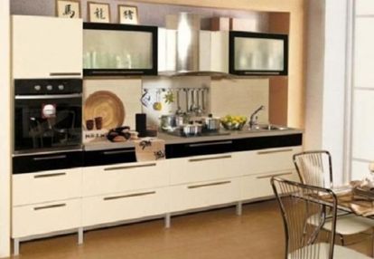 Классическая модель цвета слоновой кости, которую разнообразили черными вставками на фасаде. Лично мне она кажется скучноватой. Классическая модель цвета слоновой кости, которую разнообразили черными вставками на фасаде. Лично мне она кажется скучноватой.