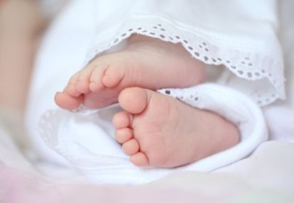Мне очень нравятся снимки, где видно лишь крошечные ножки ребенка. На этом фоне их очарование великолепно подчеркивает белоснежное кружевное покрывальце. Мне очень нравятся снимки, где видно лишь крошечные ножки ребенка. На этом фоне их очарование великолепно подчеркивает белоснежное кружевное покрывальце.
