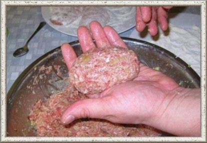 Во время лепки котлет, нужно постоянно смачивать руки водой, чтобы сырое мясо не прилипало к ладоням. Во время лепки котлет, нужно постоянно смачивать руки водой, чтобы сырое мясо не прилипало к ладоням.