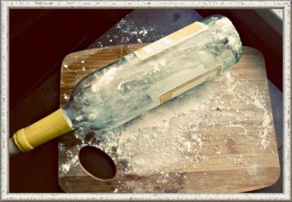 Если под рукой не оказалось скалки, сгодится бутылка из-под вина. Если под рукой не оказалось скалки, сгодится бутылка из-под вина.