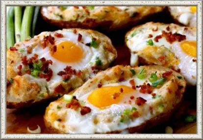 9. Яйца, запеченные в картофельных шкурках. Срезать верхушку у запеченной картофелины и ложкой или вилкой сделать небольшое углубление. В него выложить по столовой ложке сливочного масла, посолить, поперчить. Затем разбить по 1 яйцу в каждую «чашку». Сверху положить желаемую начинку — это может быть все, что угодно: колбаса, лук, зелень, сыр. Посыпать любимыми приправами. Выпекать в разогретой до 190°C духовке около 20-25 минут или пока яйца не пропекутся. 9. Яйца, запеченные в картофельных шкурках. Срезать верхушку у запеченной картофелины и ложкой или вилкой сделать небольшое углубление. В него выложить по столовой ложке сливочного масла, посолить, поперчить. Затем разбить по 1 яйцу в каждую «чашку». Сверху положить желаемую начинку — это может быть все, что угодно: колбаса, лук, зелень, сыр. Посыпать любимыми приправами. Выпекать в разогретой до 190°C духовке около 20-25 минут или пока яйца не пропекутся.