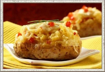 4. Картофель, фаршированный копченой рыбой. Отварить картофель до полуготовности, сформовать лодочки, срезав верхушки. Вынутую мякоть вместе с луком и филе копченой рыбы перекрутить в мясорубке, вбить в массу сырое яйцо, перемешать ее и слегка взбить. Наполнить картофель приготовленным фаршем, выложить в смазанную маслом форму, залить сметаной, запекать 3-5 минут до появления румяной корочки. 4. Картофель, фаршированный копченой рыбой. Отварить картофель до полуготовности, сформовать лодочки, срезав верхушки. Вынутую мякоть вместе с луком и филе копченой рыбы перекрутить в мясорубке, вбить в массу сырое яйцо, перемешать ее и слегка взбить. Наполнить картофель приготовленным фаршем, выложить в смазанную маслом форму, залить сметаной, запекать 3-5 минут до появления румяной корочки.