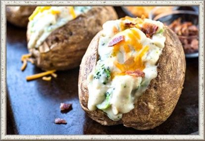 13. Картофель, фаршированный грибами в сметане. У отварных картофелин аккуратно срезать бочок и чайной ложкой вынуть часть мякоти, чтобы получилась лодочка. Проваренные грибы обжарить с луком. Добавить немного муки, грибного бульона и сметаны, немного протушить. Получившейся начинкой нафаршировать картофель, накрыть срезанными ранее "крышечками" и запечь до готовности на противне с высокими бортами. 13. Картофель, фаршированный грибами в сметане. У отварных картофелин аккуратно срезать бочок и чайной ложкой вынуть часть мякоти, чтобы получилась лодочка. Проваренные грибы обжарить с луком. Добавить немного муки, грибного бульона и сметаны, немного протушить. Получившейся начинкой нафаршировать картофель, накрыть срезанными ранее "крышечками" и запечь до готовности на противне с высокими бортами.
