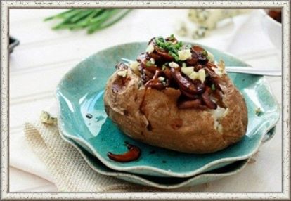 8. Печеный картофель с карамелизированным луком и грибами. Нарезать шляпки грибов ломтиками толщиной около 6 мм. Лук нарезать полукольцами и пассировать в оливковом масле 15-20 минут. Добавить пропущенный через пресс зубок чеснока и грибы, обжарить их до мягкости и золотистого оттенка. Смешать красное вино, бальзамический уксус, сахар и кукурузный крахмал. Влить винный соус к грибам и на сильном огне довести до кипения. Уменьшить огонь до среднего и варить массу до загустения. Добавить петрушку и приправить по вкусу солью и перцем. Разложить пряные грибы на печеный картофель, украсить зеленым луком и сыром. 8. Печеный картофель с карамелизированным луком и грибами. Нарезать шляпки грибов ломтиками толщиной около 6 мм. Лук нарезать полукольцами и пассировать в оливковом масле 15-20 минут. Добавить пропущенный через пресс зубок чеснока и грибы, обжарить их до мягкости и золотистого оттенка. Смешать красное вино, бальзамический уксус, сахар и кукурузный крахмал. Влить винный соус к грибам и на сильном огне довести до кипения. Уменьшить огонь до среднего и варить массу до загустения. Добавить петрушку и приправить по вкусу солью и перцем. Разложить пряные грибы на печеный картофель, украсить зеленым луком и сыром.