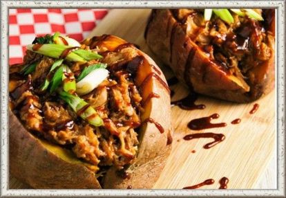 3. Картофель, фаршированный грибами и ветчиной. Промыть картофель, запечь прямо в кожуре в духовке до готовности, затем разрезать пополам, вынуть ложечкой мякоть, оставив тонкие стенки. Перемешать мякоть картофеля с обжаренными грибами и ветчиной. Подсолив и поперчив, заправить начинку зеленью и раскрошенным желтком вареного яйца. Выложить начинку на картофель, посыпать сверху тертым сыром, сбрызнуть маслом и запечь в хорошо разогретой духовке до зарумянивания. 3. Картофель, фаршированный грибами и ветчиной. Промыть картофель, запечь прямо в кожуре в духовке до готовности, затем разрезать пополам, вынуть ложечкой мякоть, оставив тонкие стенки. Перемешать мякоть картофеля с обжаренными грибами и ветчиной. Подсолив и поперчив, заправить начинку зеленью и раскрошенным желтком вареного яйца. Выложить начинку на картофель, посыпать сверху тертым сыром, сбрызнуть маслом и запечь в хорошо разогретой духовке до зарумянивания.
