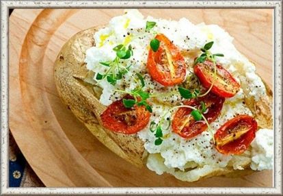2. Картофель, запеченный с помидорами и сыром рикотта. Разогреть духовку до 200 градусов. На противень уложить клубни молодого картофеля, смазанные оливковым маслом и выпекать около часа до готовности. На другой противень положить лист фольги, а сверху несколько помидоров черри. Их также нужно сбрызнуть оливковым маслом, посыпать солью крупного помола и черным перцем. За 15 минут до готовности картофеля установить противень с помидорами в духовку и оставить там до тех пор, пока они не начнут трескаться. Готовый картофель нужно немного раскрыть (пополам или крест-накрест). Сверху посыпать сыром рикотта и жареными помидорами. Можно также сверху посыпать свежей рубленой зеленью. 2. Картофель, запеченный с помидорами и сыром рикотта. Разогреть духовку до 200 градусов. На противень уложить клубни молодого картофеля, смазанные оливковым маслом и выпекать около часа до готовности. На другой противень положить лист фольги, а сверху несколько помидоров черри. Их также нужно сбрызнуть оливковым маслом, посыпать солью крупного помола и черным перцем. За 15 минут до готовности картофеля установить противень с помидорами в духовку и оставить там до тех пор, пока они не начнут трескаться. Готовый картофель нужно немного раскрыть (пополам или крест-накрест). Сверху посыпать сыром рикотта и жареными помидорами. Можно также сверху посыпать свежей рубленой зеленью.