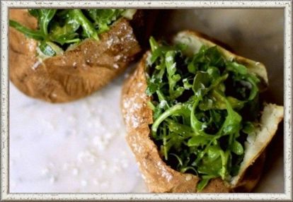 15. Запеченный картофель с морской солью и руколой. Картофель вымыть, обсушить, несколько раз проткнуть вилкой и, обсыпав морской солью, запечь в духовке до готовности. Для соуса нужно взбить в блендере 1 ст. л. шампанского или уксуса, щепотку соли, 1 ч. л. горчицы, яичный желток и 100 мл оливкового масла. Добавить в соус 2 ст. л. тертого пармезана и 2 ч. л. свежевыжатого лимонного сока. Разрезать каждую картофелину крест-накрест. Добавить в середину кусочек сливочного масла, затем — соус и немного соли. Перемешать 2 большие горсти руколы с большим количеством соуса и тоже положить ее в картофель. 15. Запеченный картофель с морской солью и руколой. Картофель вымыть, обсушить, несколько раз проткнуть вилкой и, обсыпав морской солью, запечь в духовке до готовности. Для соуса нужно взбить в блендере 1 ст. л. шампанского или уксуса, щепотку соли, 1 ч. л. горчицы, яичный желток и 100 мл оливкового масла. Добавить в соус 2 ст. л. тертого пармезана и 2 ч. л. свежевыжатого лимонного сока. Разрезать каждую картофелину крест-накрест. Добавить в середину кусочек сливочного масла, затем — соус и немного соли. Перемешать 2 большие горсти руколы с большим количеством соуса и тоже положить ее в картофель.